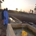 Le fontainier gère l'eau dans le village.