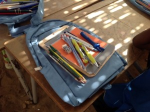 Un sac, deux cahiers, une ardoise et tout le nécessaire pour travailler dans de bonnes conditions.